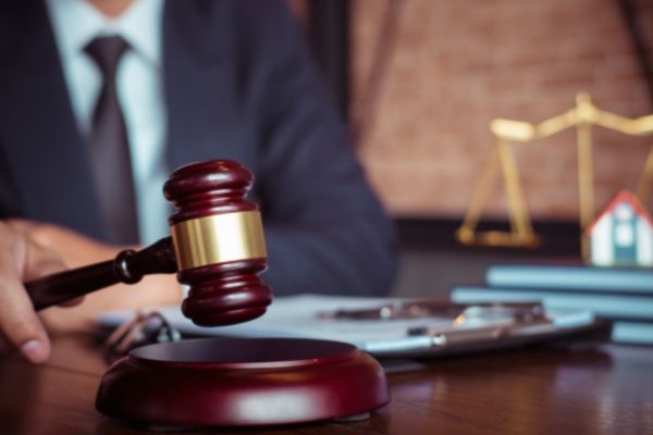 Bên trúng đấu giá