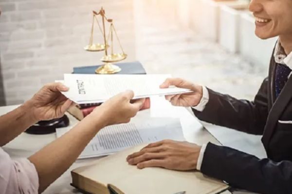 Luật sư tư vấn kỷ luật