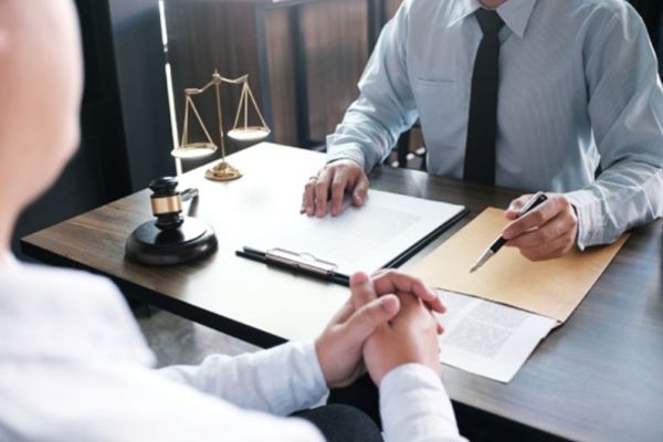 Luật sư tư vấn kỷ luật